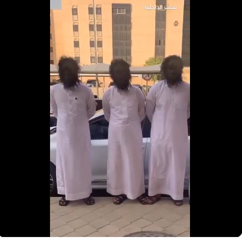 شاهد 4 شبان سعوديون يرتدون أقنعة قرود لإرهاب المارة وإلقاء القبض عليهم