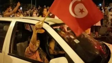 تونس .. بعد قرارات قيس سعيّد.. احتفالات في المدن التونسية وحرق مقار النهضة
