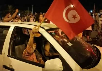 تونس .. بعد قرارات قيس سعيّد.. احتفالات في المدن التونسية وحرق مقار النهضة