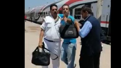 ضرب أمين شرطة بشكلٍ مبرح في محطة قطار في مصر
