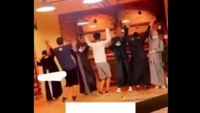 فيديو رقص جماعي لشباب وفتيات بأحد المقاهي في السعودية