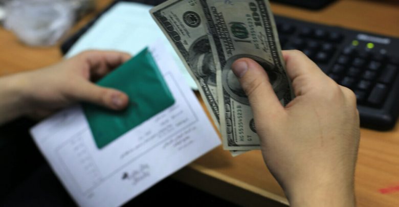 مصادر تكشف عن موعد صرف المنحة القطرية الـ100 دولار للأسر المتعففة