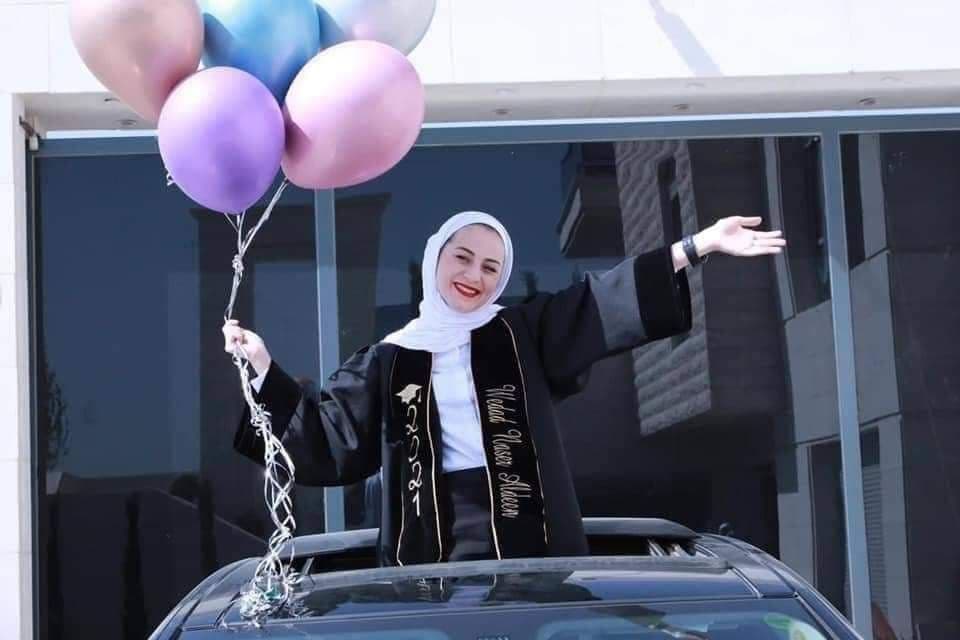 رجل أعمال فلسطيني يهدي ابنته جيب كيا سبورتاج 2021 بمناسبة تفوقها في الثانويه العامة الفرع العلمي 93.1
